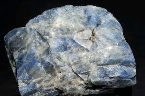 Minéral de corindon en géologie (bleu)
