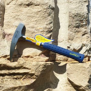 marteau de géologue sur rocher